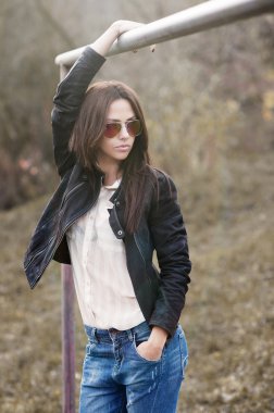 genç seksi model kız açık havada poz