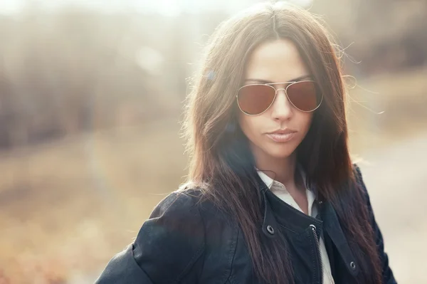 Femme dans les lunettes de soleil — Photo