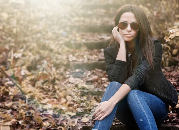 Jeune femme modèle sensuelle dans les lunettes de soleil — Photo