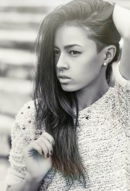 genç seksi model kız yüz. siyah-beyaz fotoğraf