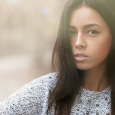 Güzel kız yüz - açık havada dikey