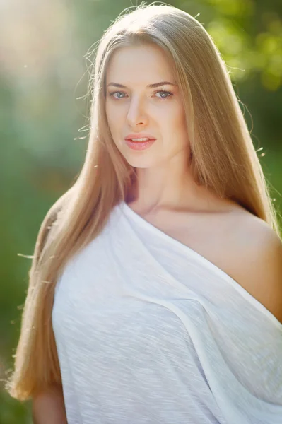 若くてきれいな女性の屋外のポートレート — ストック写真