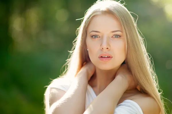 Portrait of beautiful young blond woman with clean face - outdoo — Stock Photo, Image