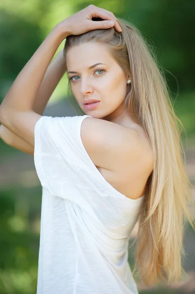 Jovem bela mulher posando ao ar livre — Fotografia de Stock