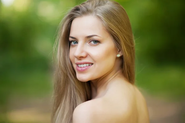 Retrato de hermosa joven con la piel limpia en la cara bonita — Foto de Stock