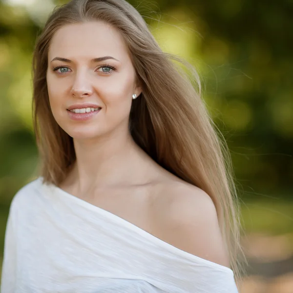 Jonge vrouw met mooie gezonde gezicht - buiten — Stockfoto