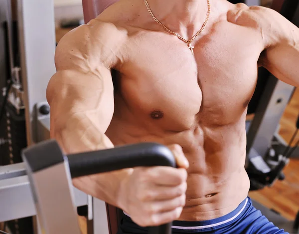 Bodybuilder träning på gym — Stockfoto
