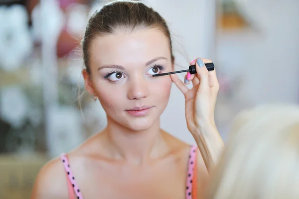 Aplicación de maquillaje. — Foto de Stock