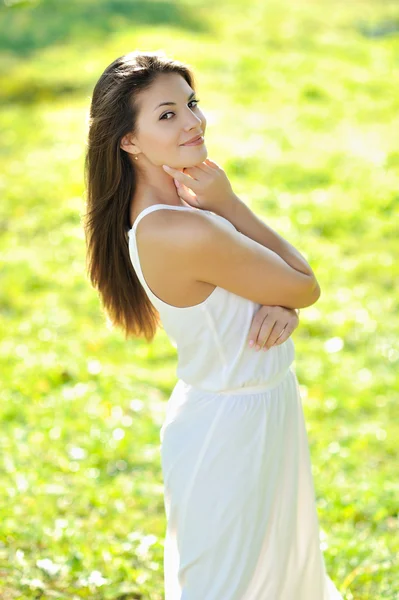 Jovem bela modelo menina posando ao ar livre — Fotografia de Stock