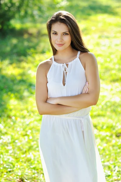 Jovem bela modelo menina posando ao ar livre — Fotografia de Stock