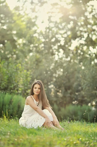 Jovem bela menina retrato no prado — Fotografia de Stock