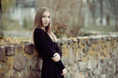 sonbaharın güzel bir sarışın portresi