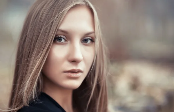 Retrato de una hermosa joven de cerca — Foto de Stock