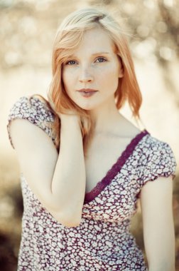 alanda güzel bir sarışın kız portresi