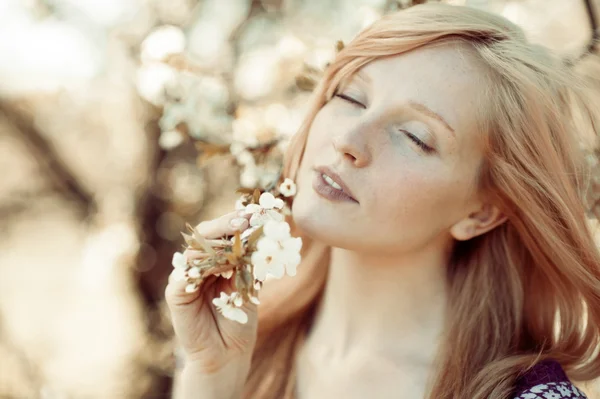 Изображение красивой женщины вдыхает запах весны — стоковое фото
