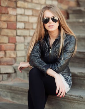 güzel ve güneş gözlüklü, yakın çekim portre kız moda