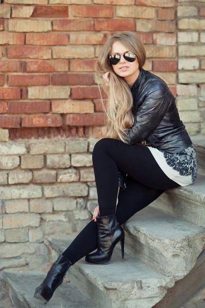 Hermosa chica en gafas de sol — Foto de Stock