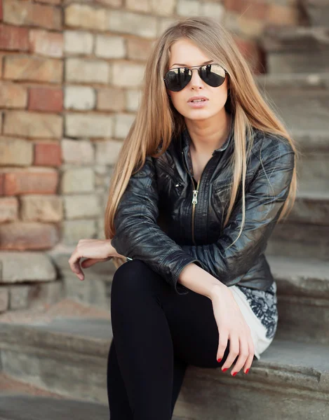 Menina bonita e de moda em óculos de sol, close-up retrato — Fotografia de Stock