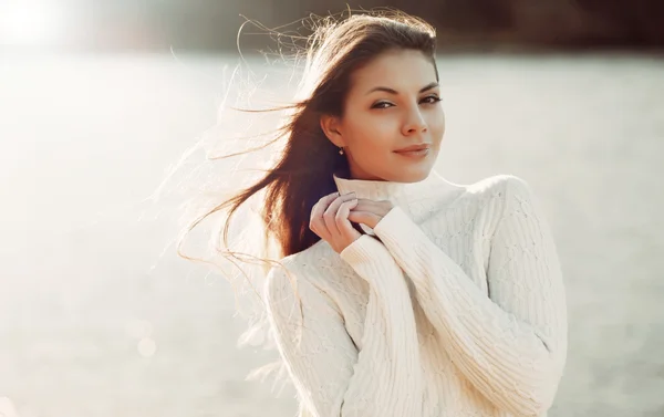 Retrato al aire libre de chica bastante sensual — Foto de Stock