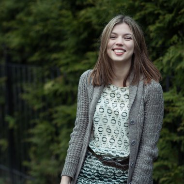 bir parkta şehvetli kız portresi