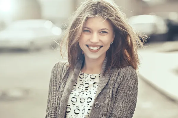 Beautiful young woman smiling — Stock Photo, Image