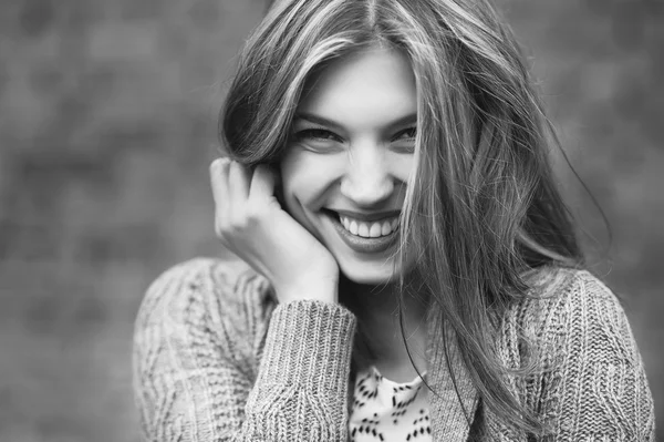 Fiatal, mosolygós lány - közelről. fekete & fehér — Stock Fotó
