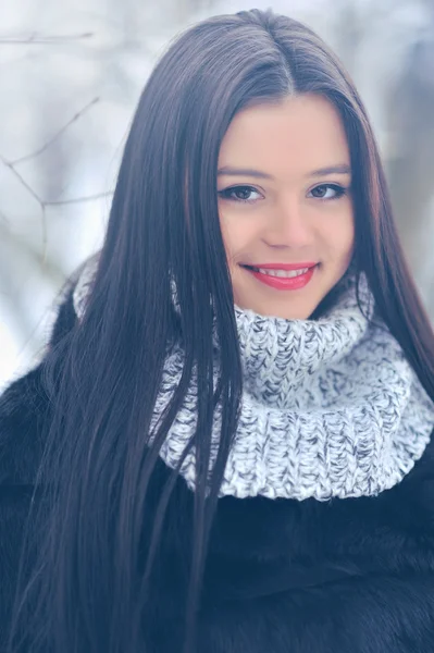 Zimní bruneta žena portrét closeup — Stock fotografie