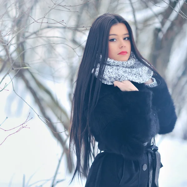 Retrato de chica bonita en invierno —  Fotos de Stock