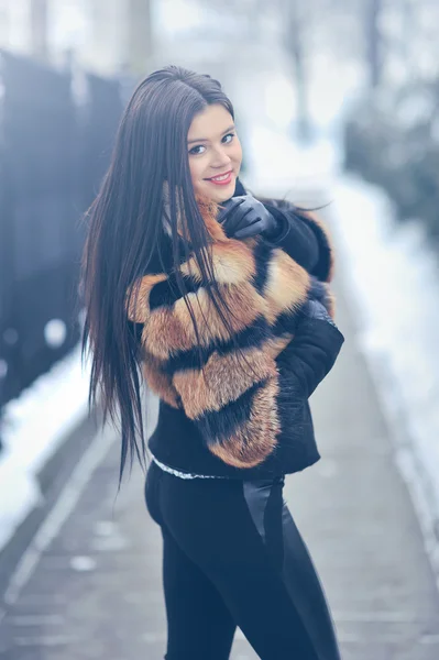 Jonge vrouw in de winter - outdoor portret — Stockfoto