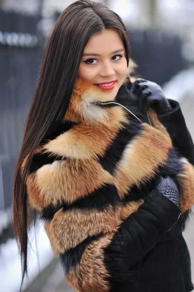 冬 - 屋外のポートレートの若い女性 — ストック写真