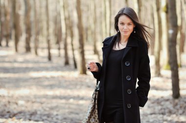 El çantalı güzel, şık bir kadın.