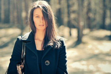 genç ve güzel kadın açık havada dikey yakın çekim