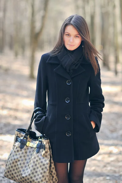 Porträt einer jungen hübschen Frau mit Handtasche — Stockfoto