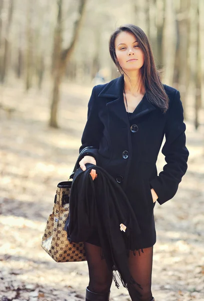 Retrato de jovem mulher bonita com bolsa — Fotografia de Stock