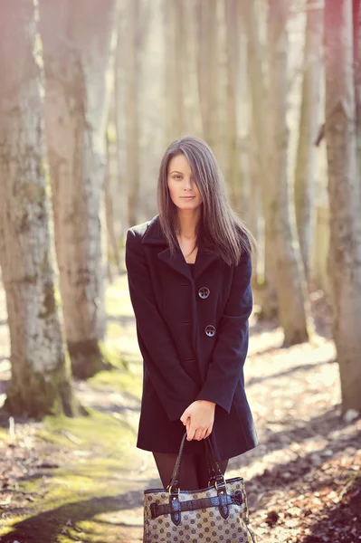 Modische junge Frau mit Handtasche — Stockfoto