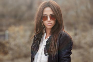 güneş gözlüğü - açık portre takmış bir modeldir