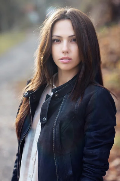 Portrait of a beautiful woman - outdoor — Stock Photo, Image