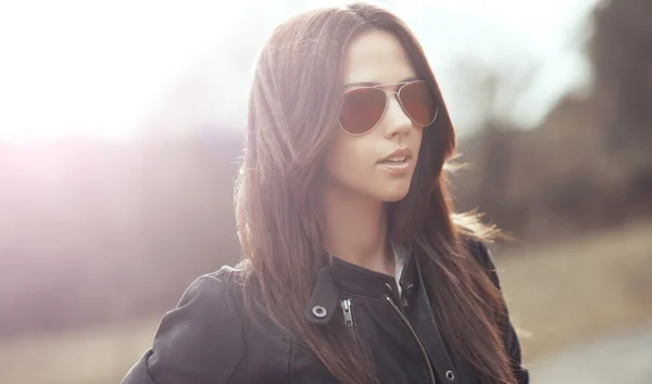 Visage de jolie femme en lunettes de soleil — Photo