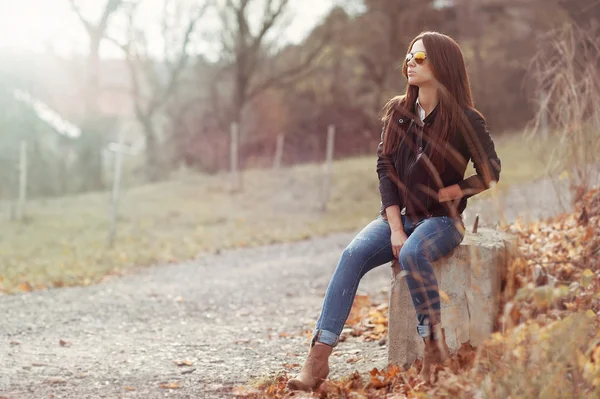 Portrait d'une belle femme en lunettes de soleil — Photo