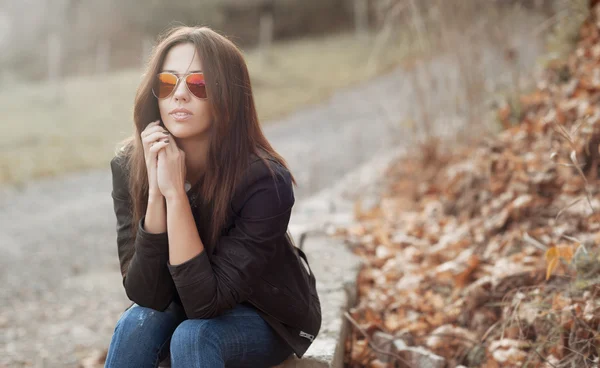 Ung vacker dam i solglasögon på solig dag - utomhus portr — Stockfoto