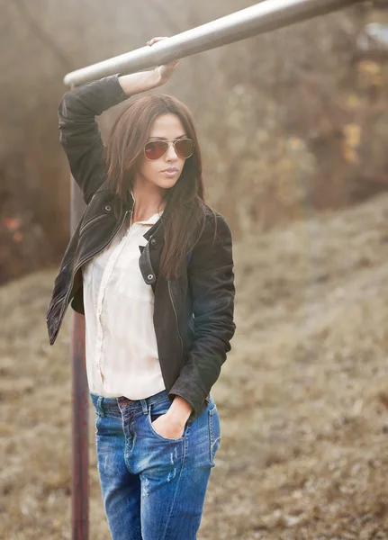 Jolie fille en lunettes de soleil - portrait en plein air — Photo