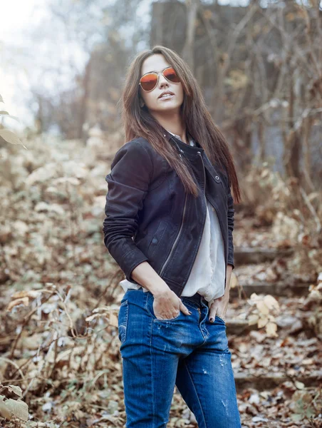 Modemodel mit Sonnenbrille - Outdoor-Porträt — Stockfoto