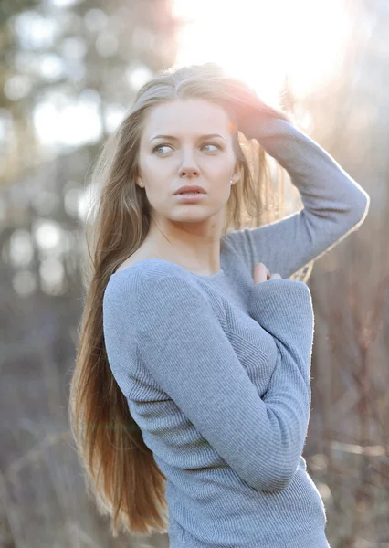 Zonsondergang portret van een vrij rustige jonge vrouw — Stockfoto