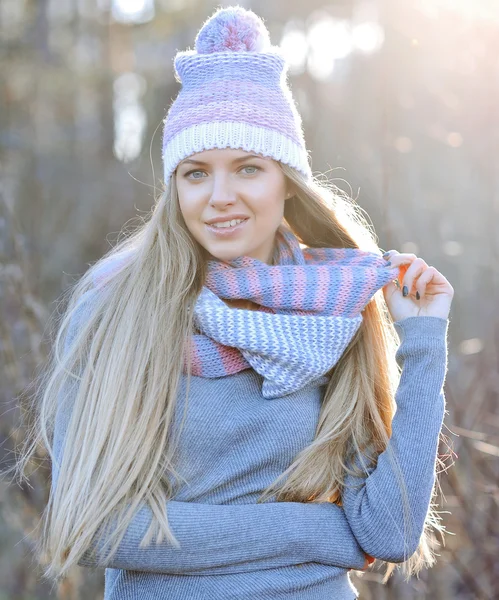 Attractive young woman in autumn fashion shot wearing cap, a gre — Stock Photo, Image