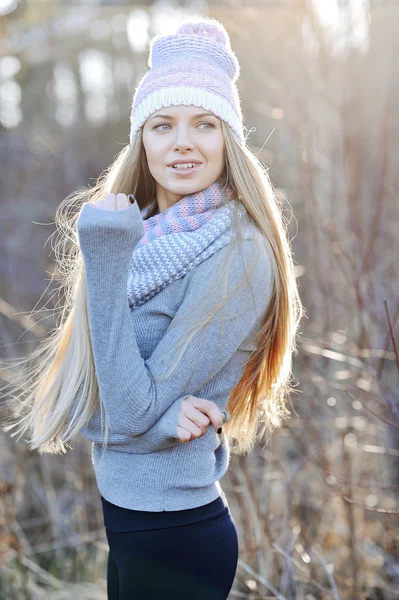 Autumn portrait of pretty woman outdoor smiling happy in hat and — Stock Photo, Image