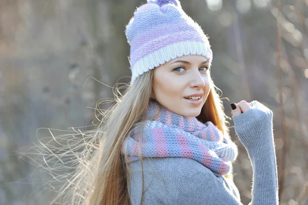 Belle fille en vêtements d'hiver - extérieur — Photo