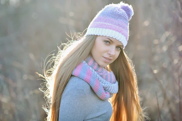 Fröhliche Frauenkleidung mit warmem Hut — Stockfoto