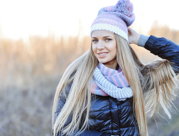 Hermosa chica feliz en suéter gris y bufanda —  Fotos de Stock