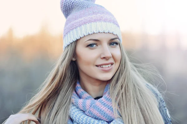 Donna con cappello e sciarpa - outdoor — Foto Stock