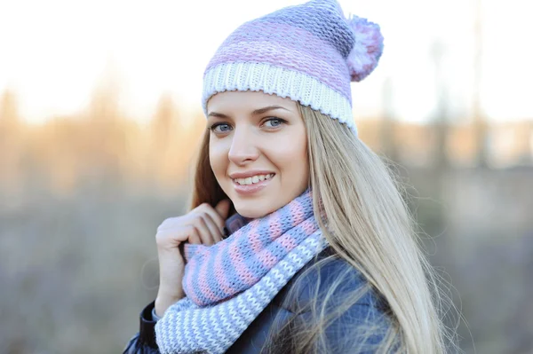 Beautiful caucasian winter woman outdoor — Stock Photo, Image